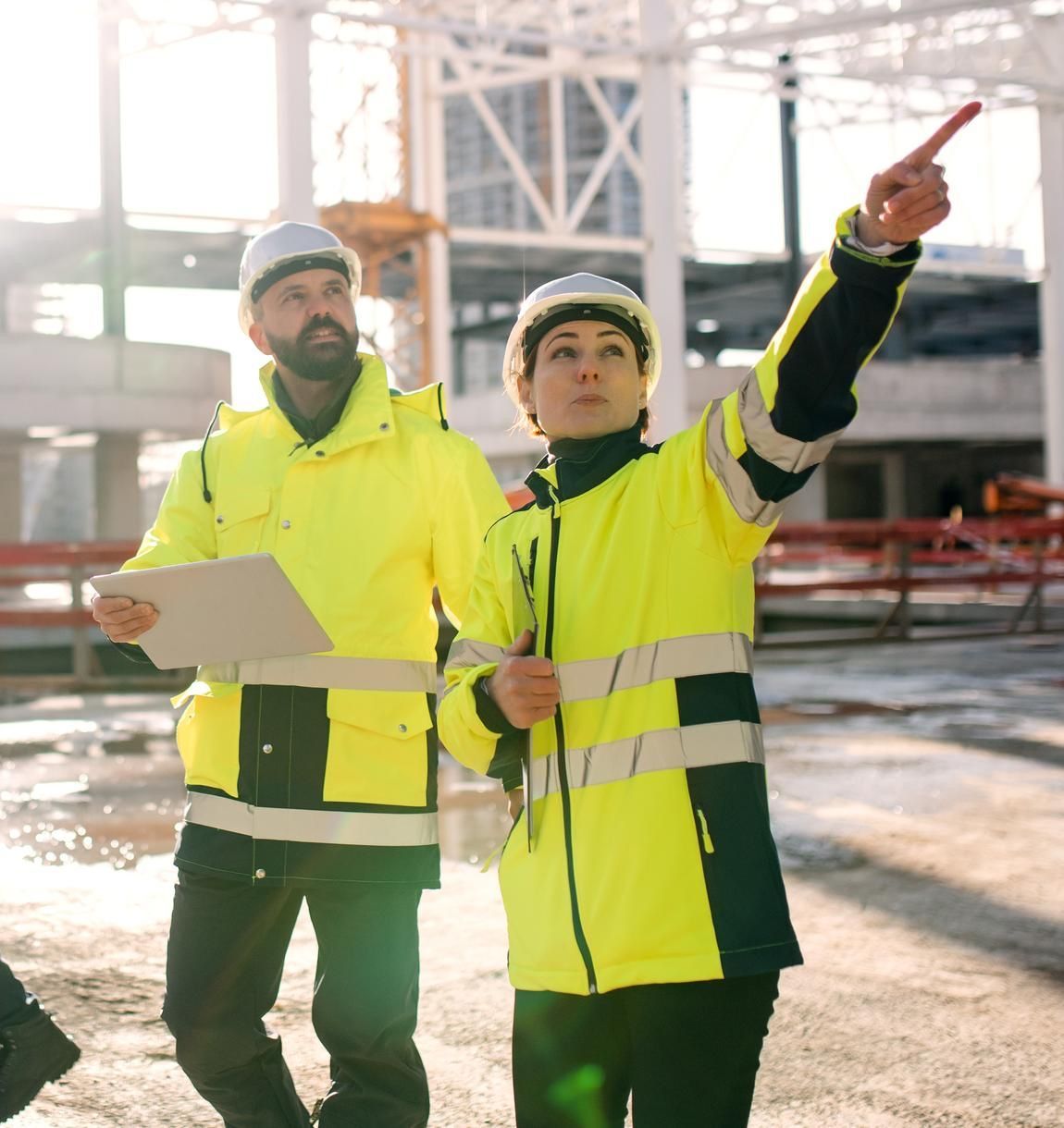 El equipo de protección consiste en gafas de seguridad, un par de guantes de trabajo de color beige y azul.