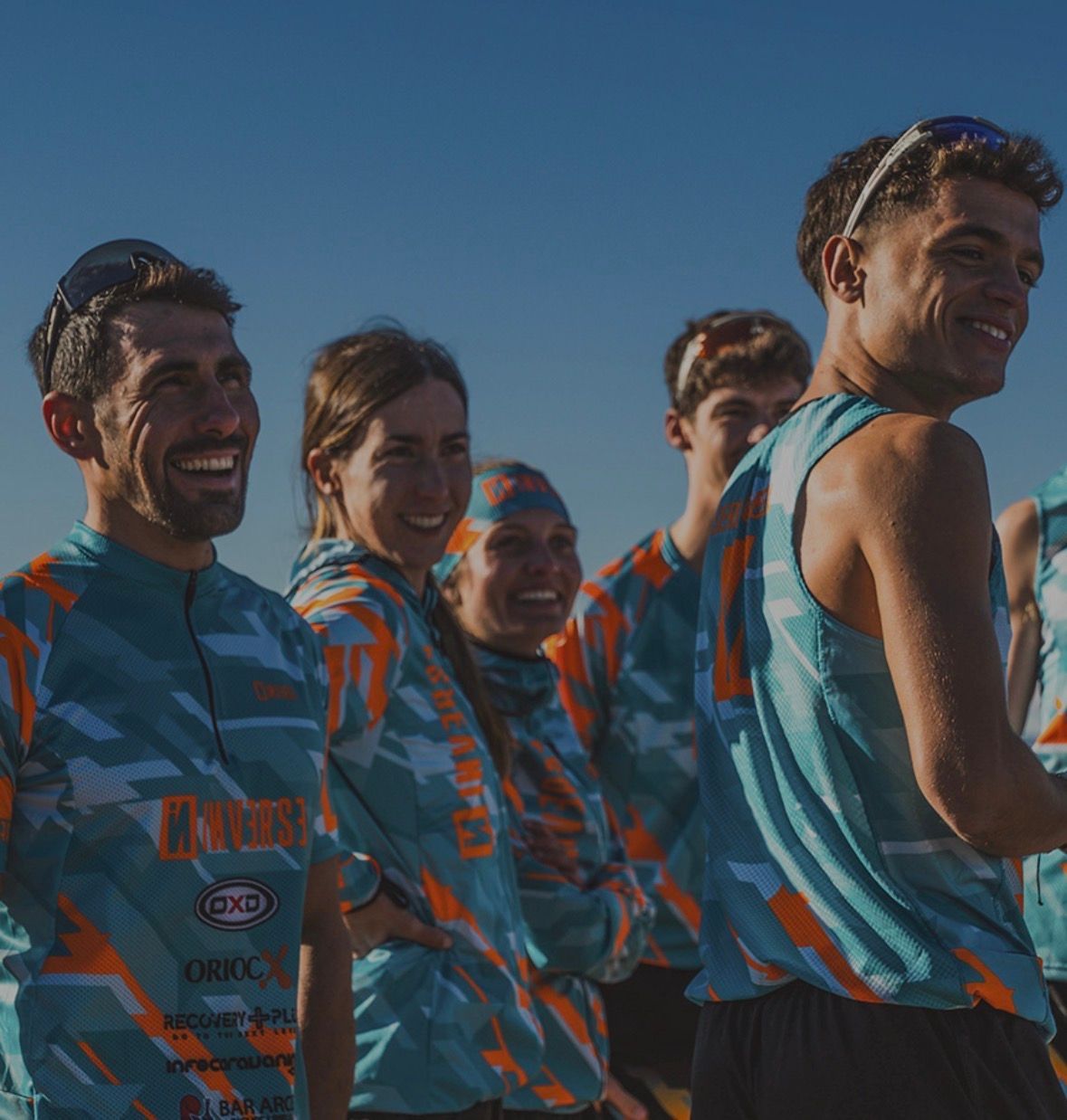 Dos personas vestidas con ropa deportiva están de pie en una pista de pádel.