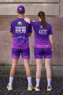 Dos personas vestidas con ropa deportiva están de pie en una pista de pádel.