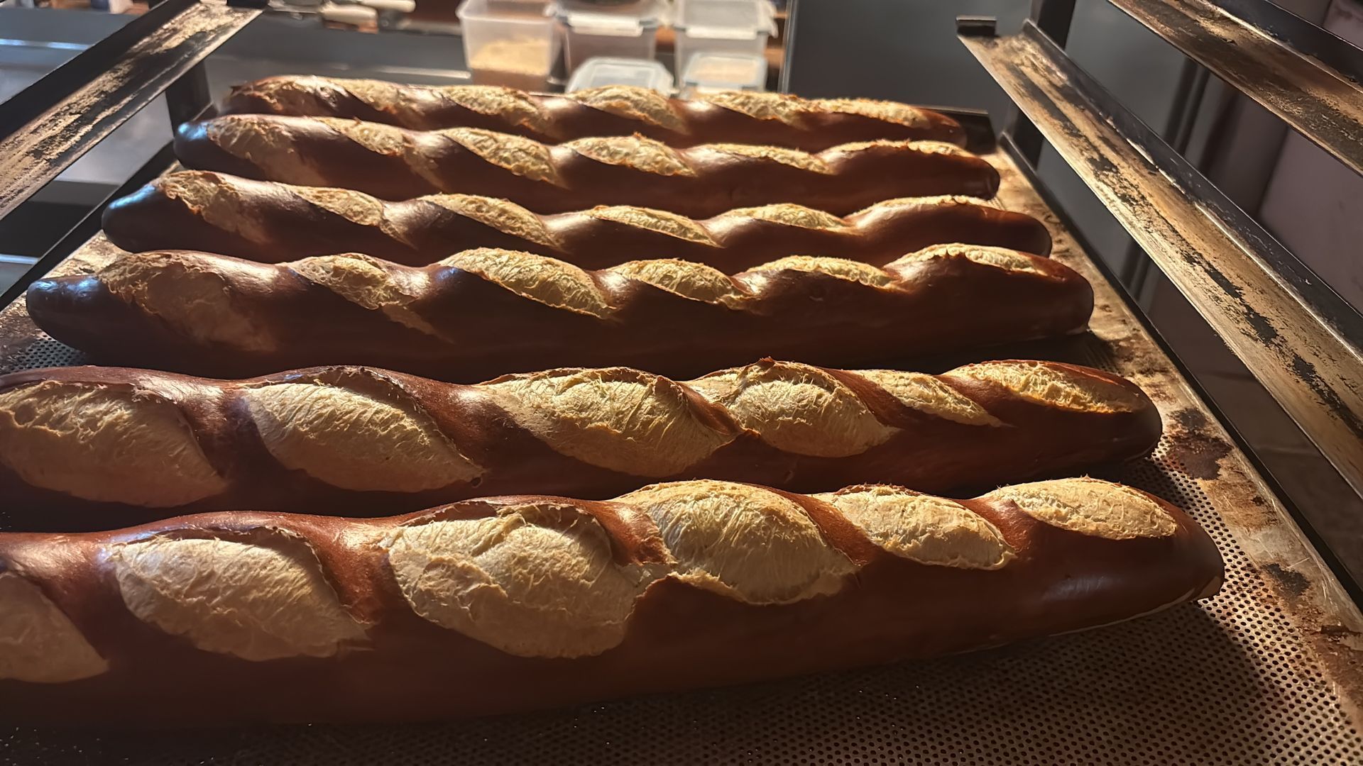 Mucchio di gnocchi, color nocciola chiaro e spolverati di farina, su un piatto bianco.