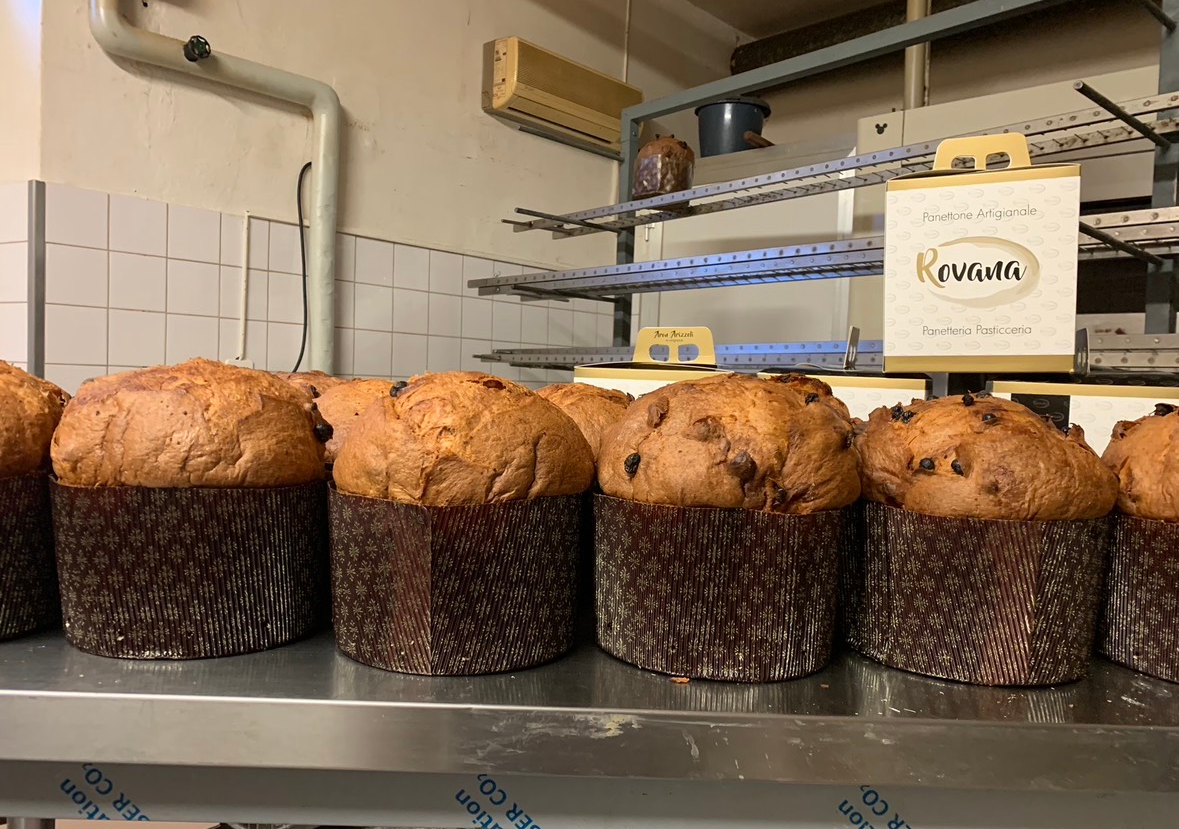 Pagnotta di pane avvolta in un involucro di cellophane, con un'etichetta con la scritta "Rovana" su una superficie marrone.