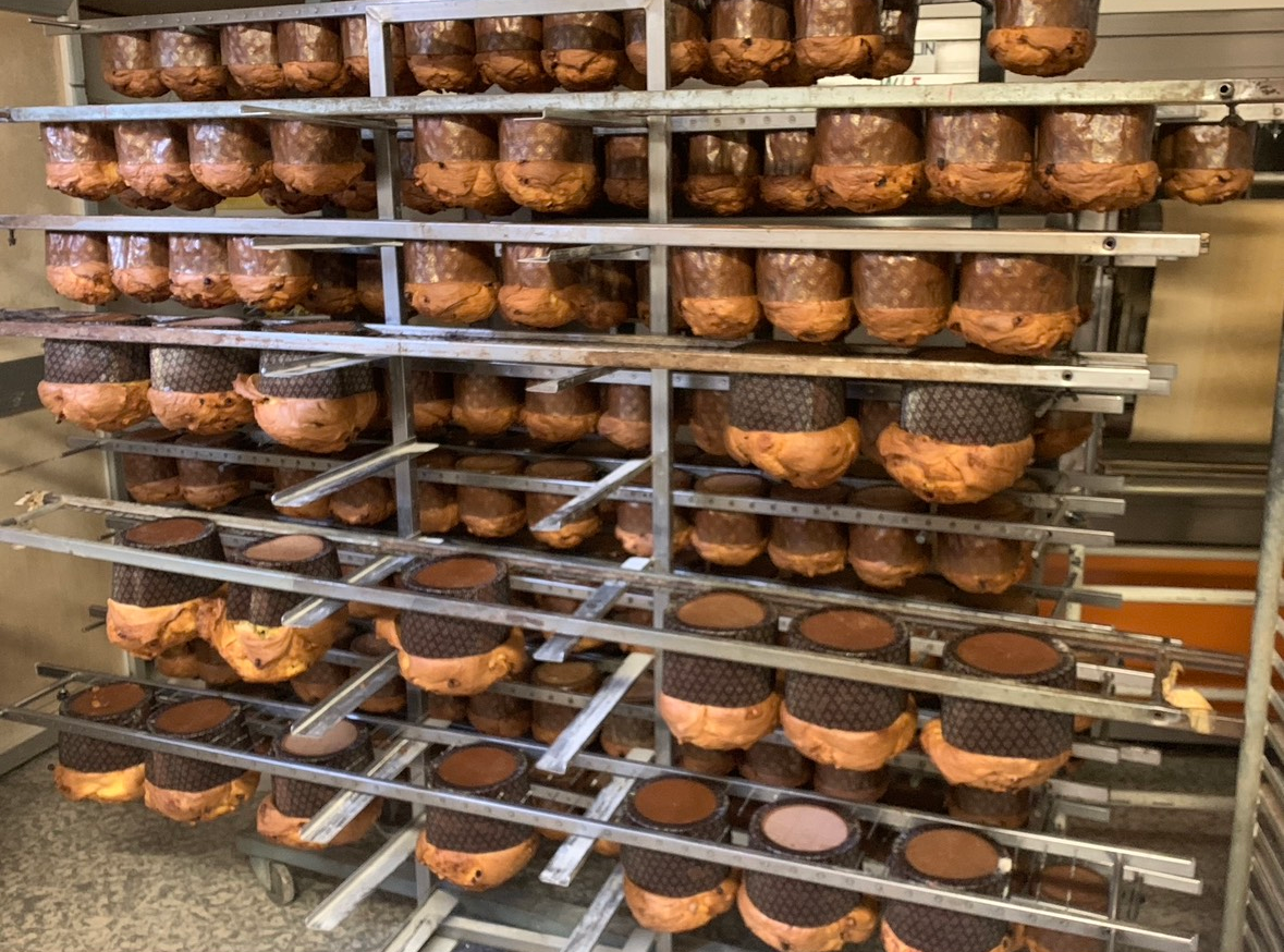 Primo piano di fette di pizza croccanti con olive nere.