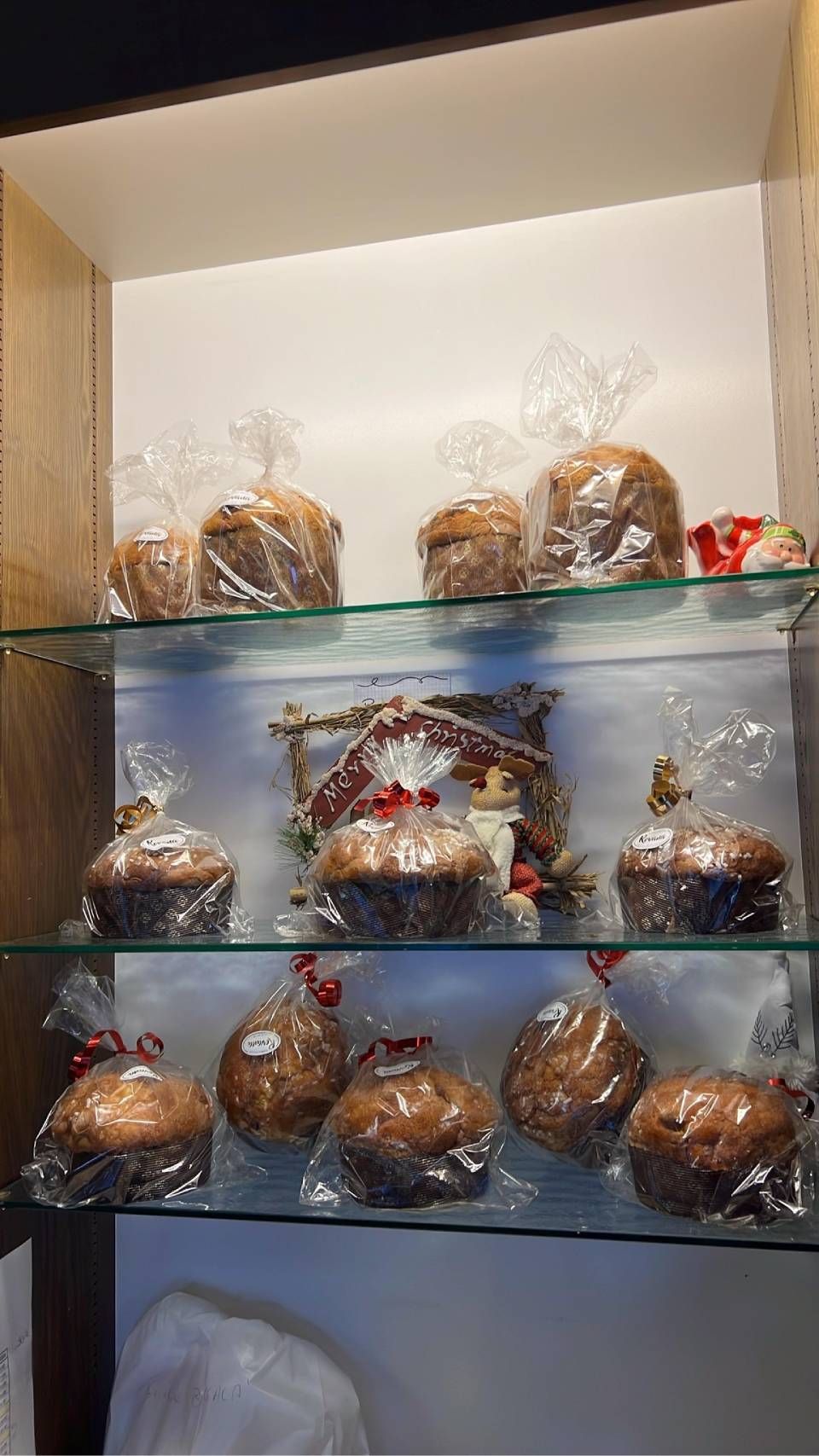 Due torte quadrate: una con frutti di bosco misti, una con glassa bianca e ciliegie.