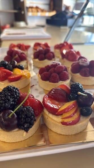 Crostata di frutta rettangolare con fragole, mirtilli, fichi, uva e kiwi.