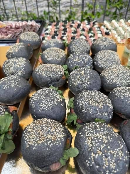 Croissant tagliato a metà, dorato, esterno sfogliato, interno arioso.