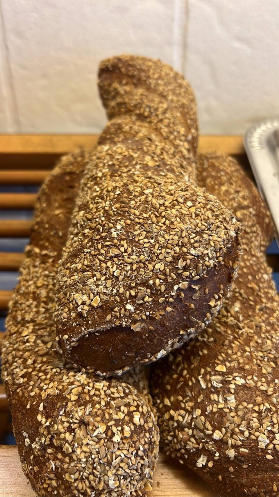 Grande pagnotta di pane farcita con piccoli pezzetti di panino, fissati con stuzzicadenti.