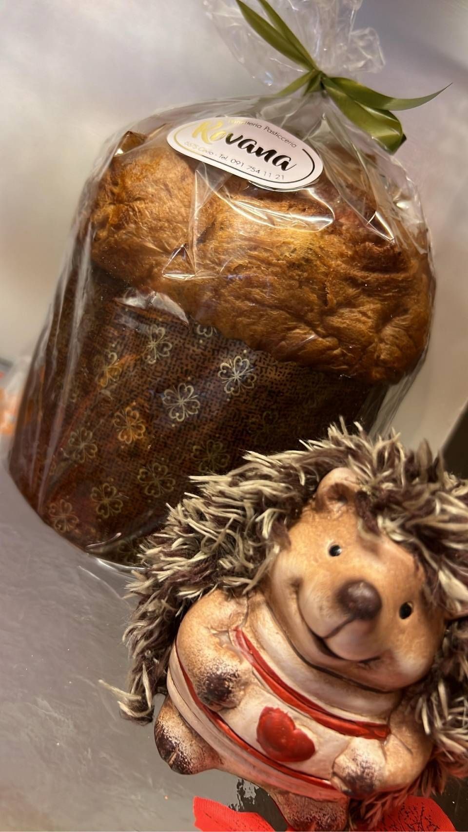 Due torte quadrate: una con frutti di bosco misti, una con glassa bianca e ciliegie.