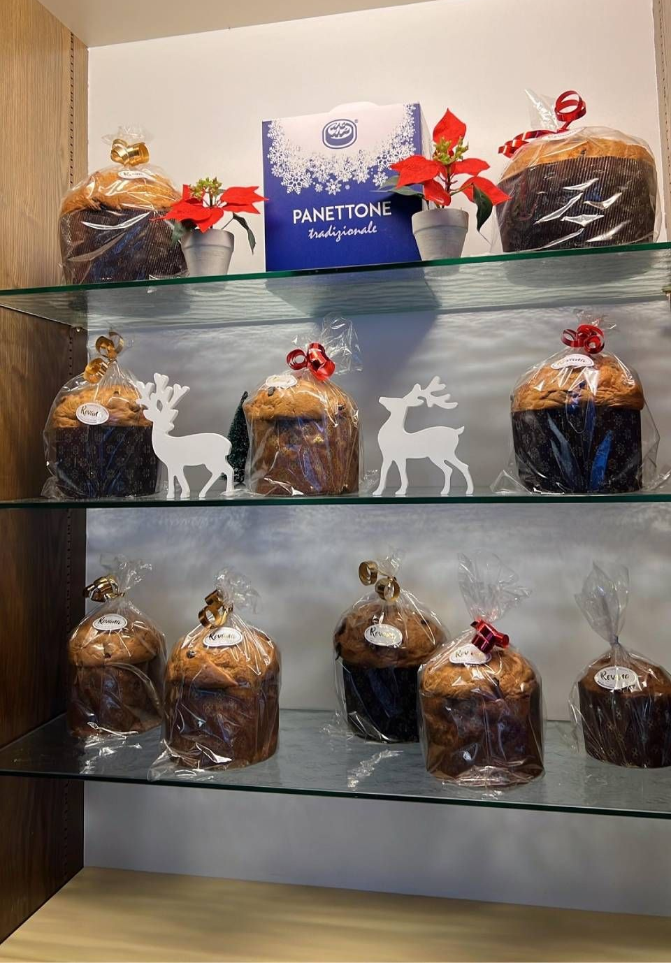 Vista dall'alto di un vassoio circolare per panini con tanti piccoli panini quadrati, guarnito con rametti di rosmarino.