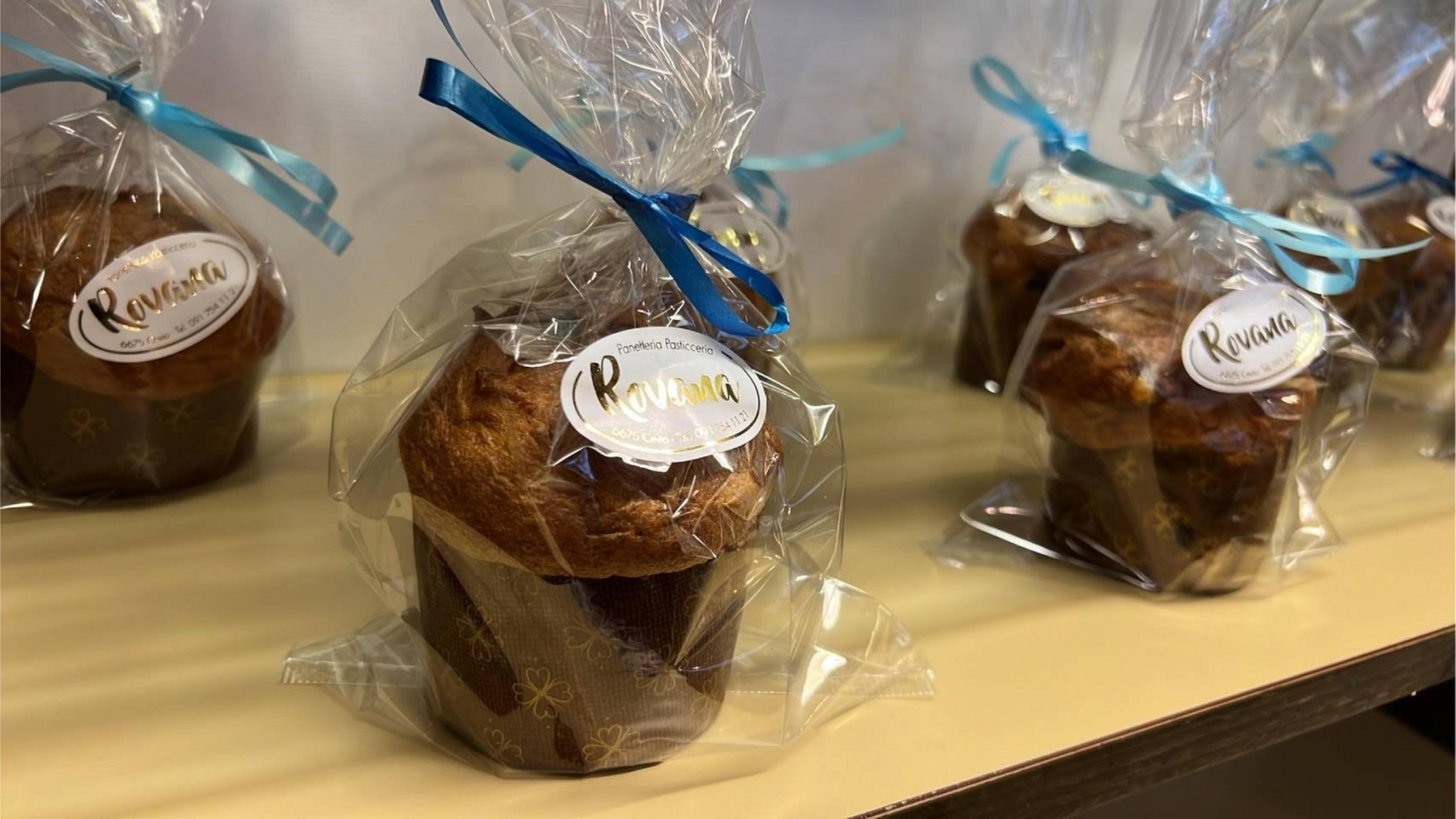 Crostate di frutta in esposizione, con fichi, fragole e lamponi. Le crostate dorate sono disposte su un vassoio di metallo.