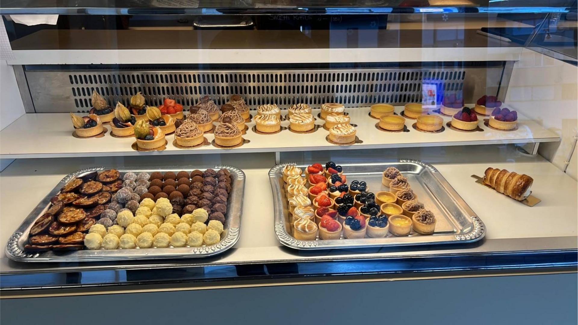 Scaffale bianco con piccoli oggetti confezionati.