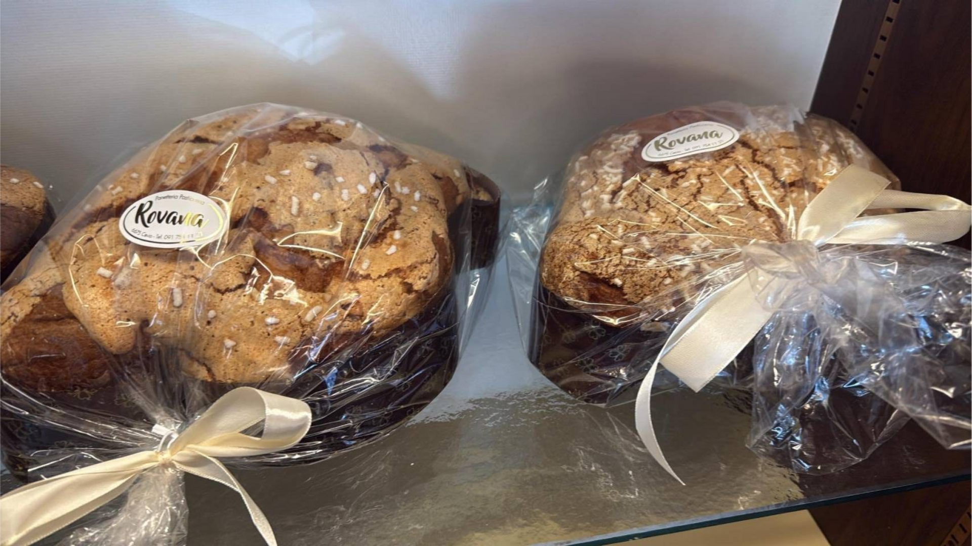 Mini crostatine di frutta su un vassoio di metallo, con vari condimenti tra cui frutta, panna montata e noci.