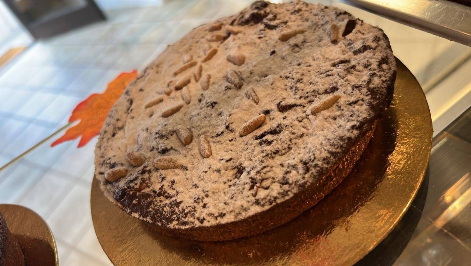 Due torte quadrate: una con frutti di bosco misti, una con glassa bianca e ciliegie.