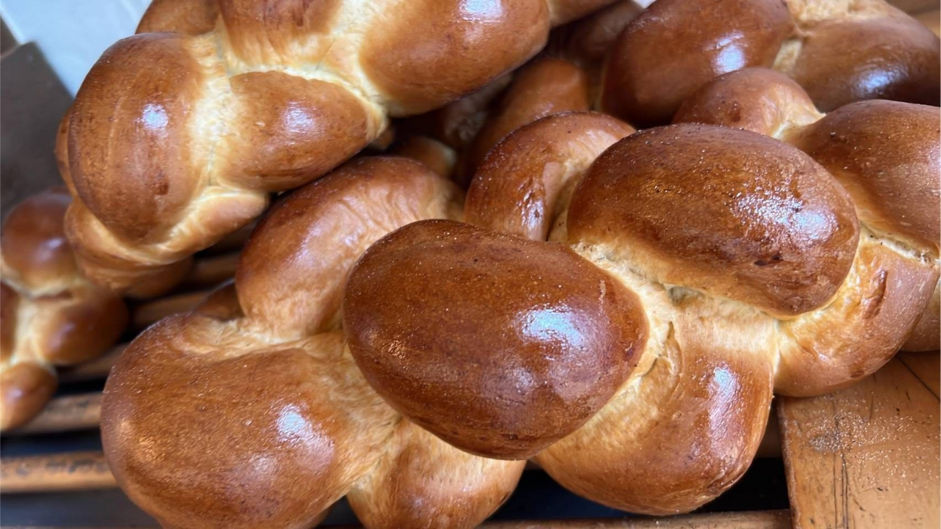 Mano che tiene una pagnotta integrale.