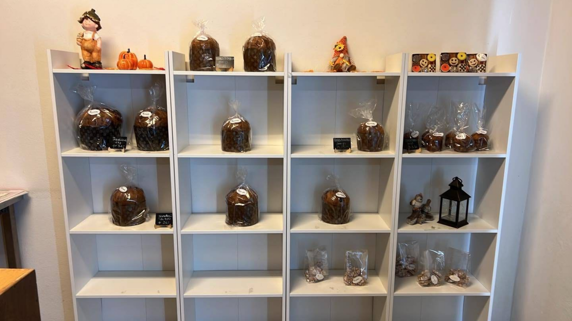 Due torte quadrate: una con frutti di bosco misti, una con glassa bianca e ciliegie.