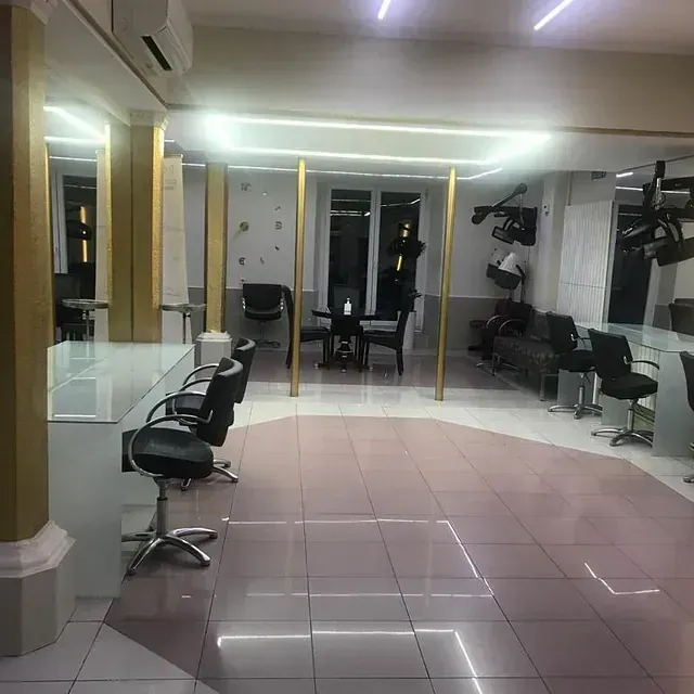 Una habitación grande con muchas sillas y mesas.