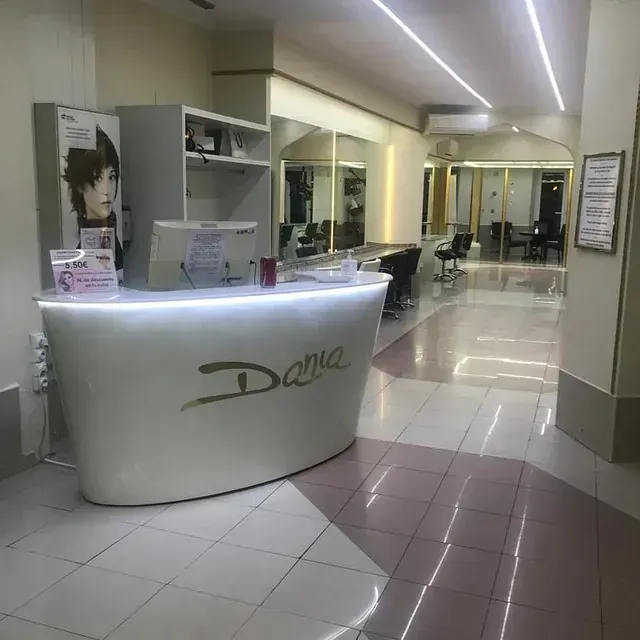 Un escritorio blanco con la palabra dama escrita en él.