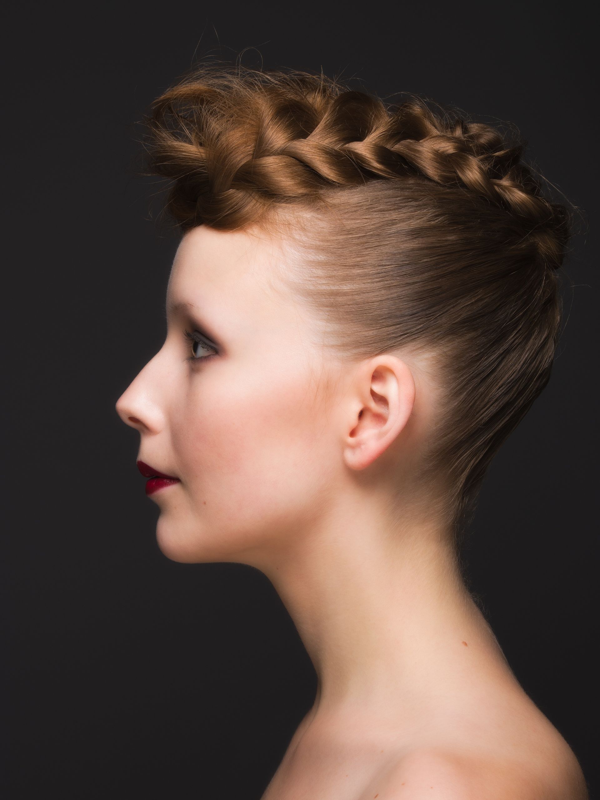 Una mujer con un peinado mohawk trenzado