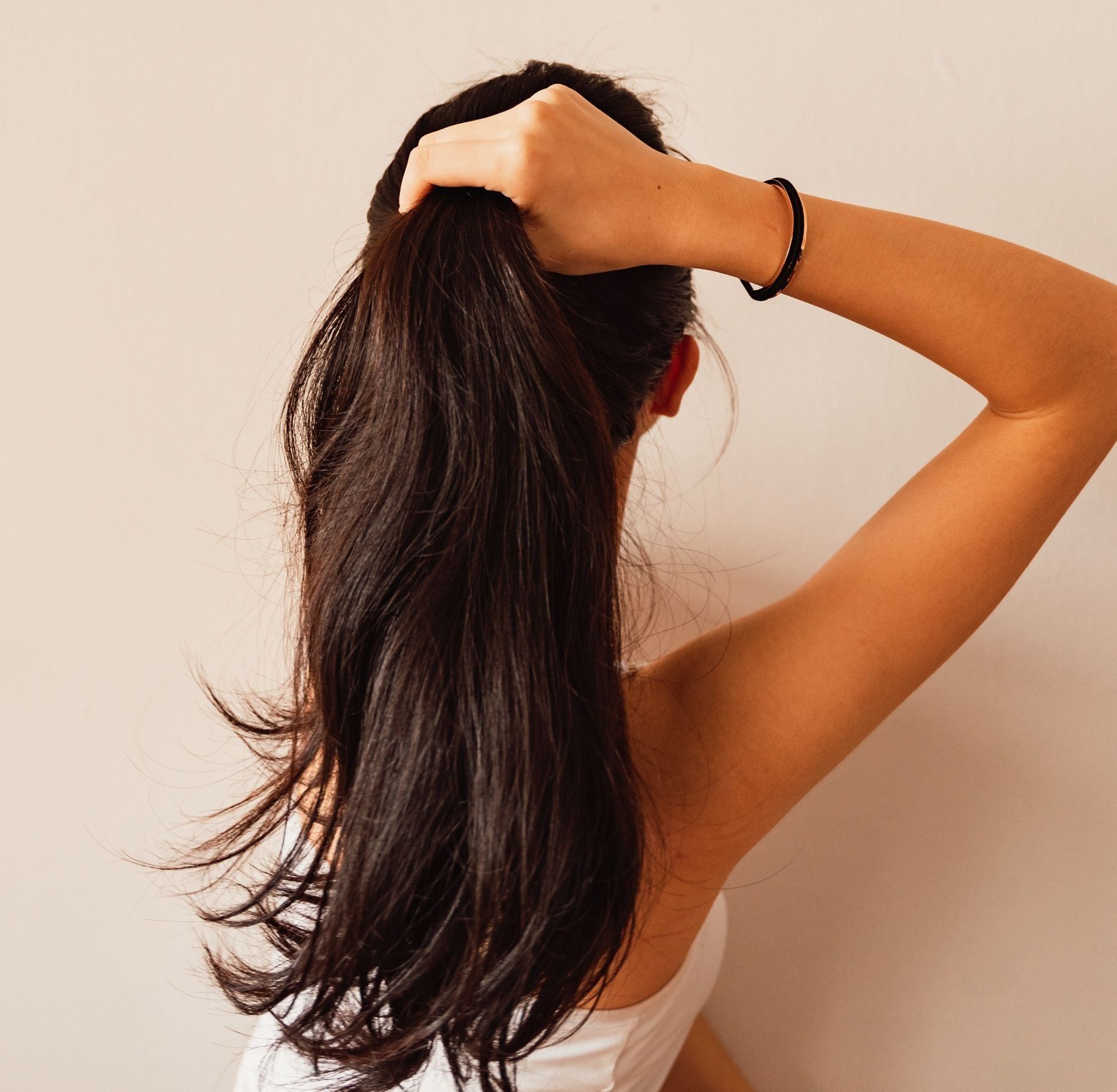 Una mujer lleva el pelo recogido en una cola de caballo