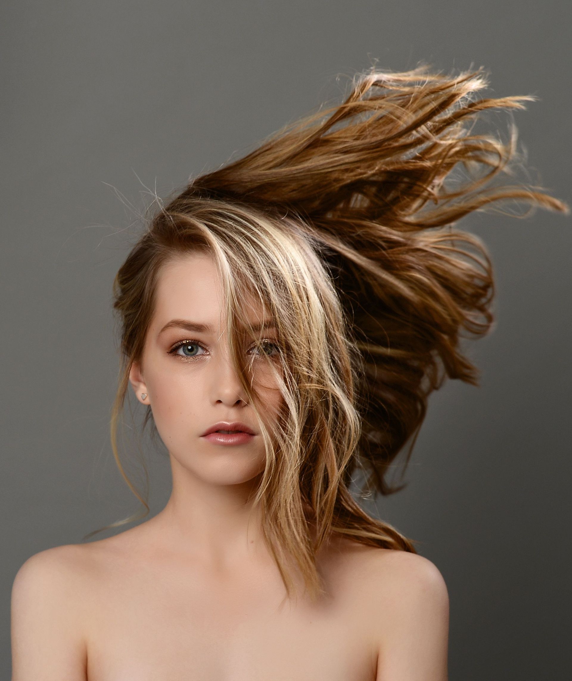 Una mujer con su cabello ondeando al viento.