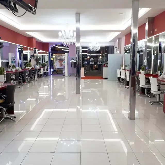 Una habitación grande con muchas sillas y mesas.