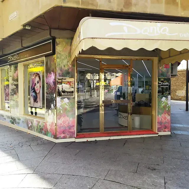 Un escaparate con un cartel que dice 