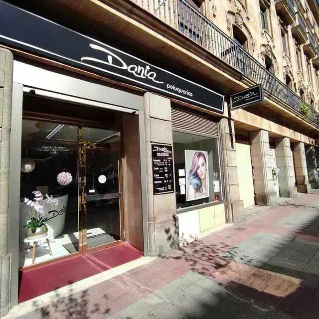 Un edificio con un cartel que dice 'danta'.