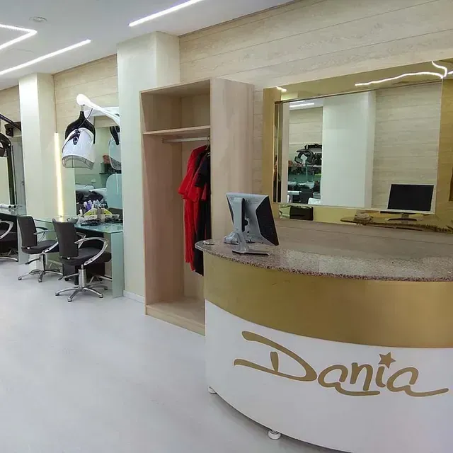 Un salón con un mostrador que dice 'dania'