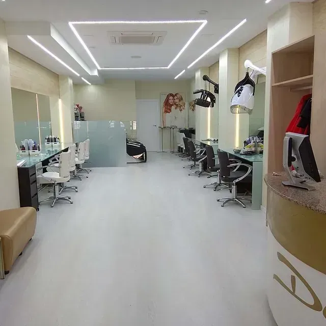 Una peluquería con la letra a en el mostrador