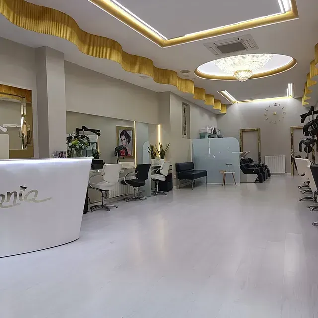 Una habitación grande con un mostrador blanco en el medio.