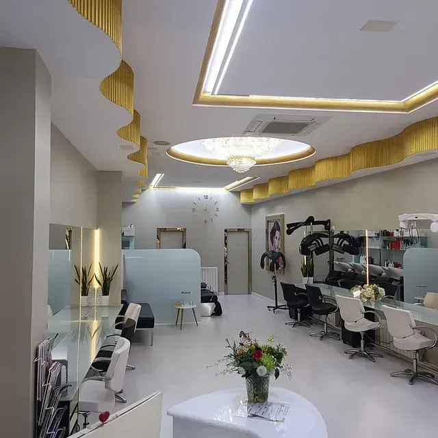 Un salón con un jarrón de flores sobre una mesa.