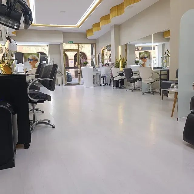 Una habitación grande con muchas sillas y espejos en un salón.