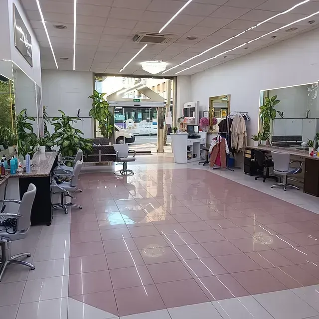 Una habitación grande con suelo de baldosas rosas y paredes blancas.