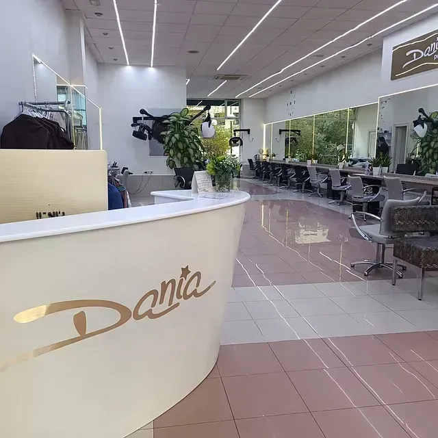 Una habitación grande con un mostrador blanco que dice 'dania'.
