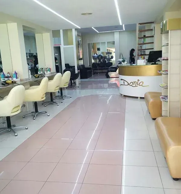 Una peluquería con un mostrador que dice Dania.
