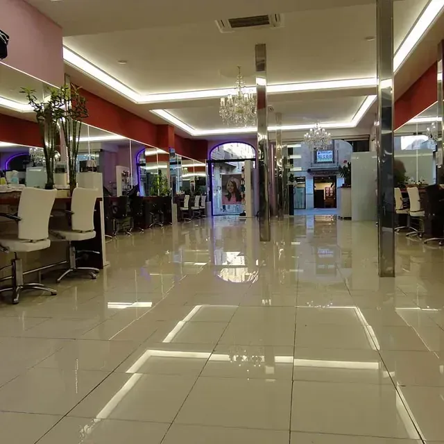 Una habitación grande con muchos espejos y sillas.