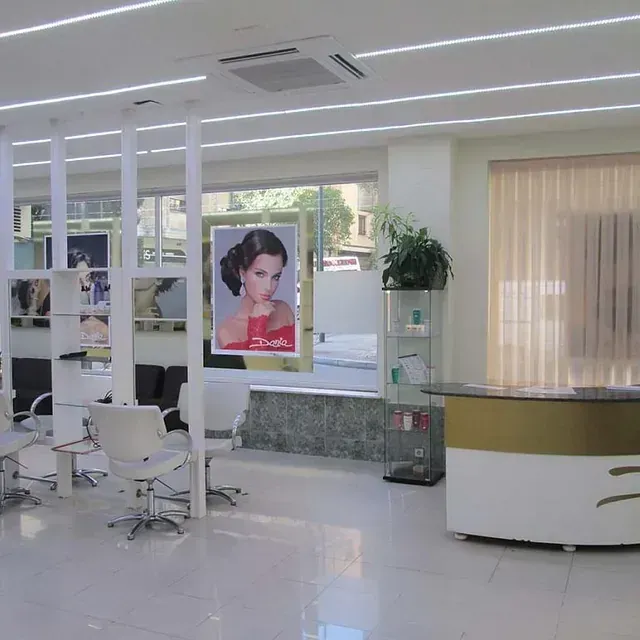 Un salón con una foto de una mujer en la pared.