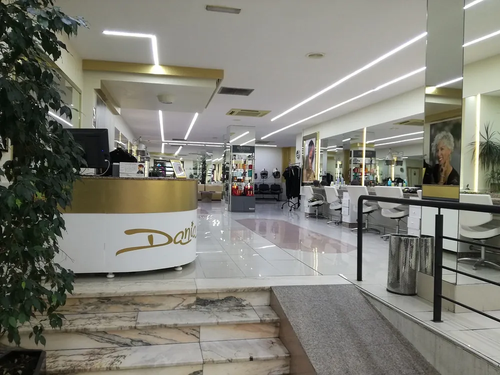 El interior de una peluquería con un cartel que dice das