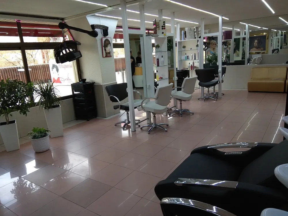 Un salón con muchas sillas y un lavabo.