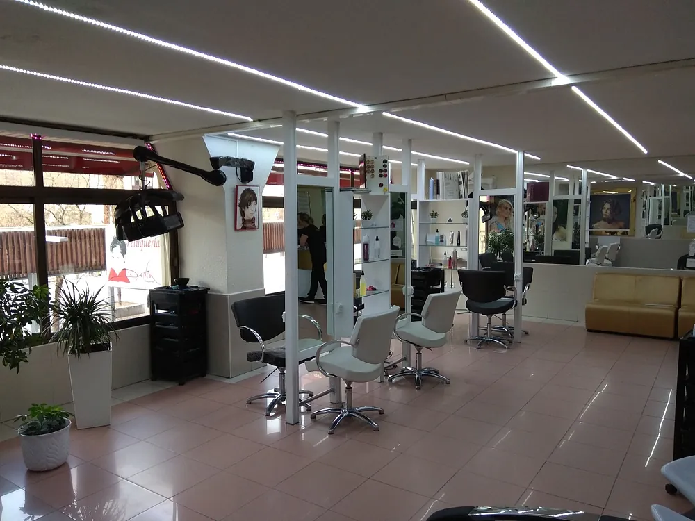 Una habitación grande con muchas sillas.