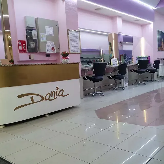 Una peluquería con un mostrador que dice 'dania'
