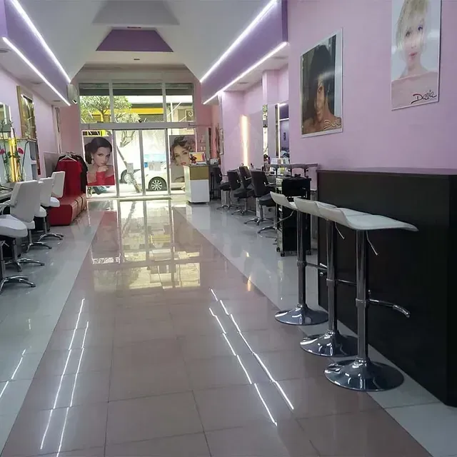 Un salón con una foto de una mujer en la pared.