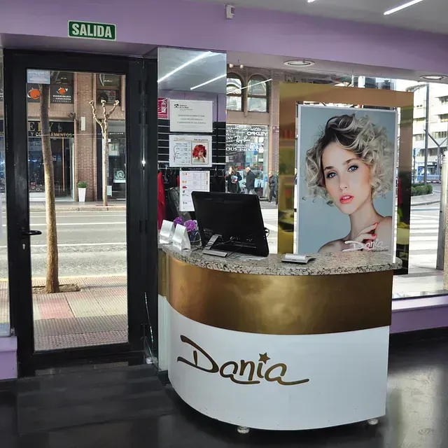 Un salón con un cartel que dice salida.