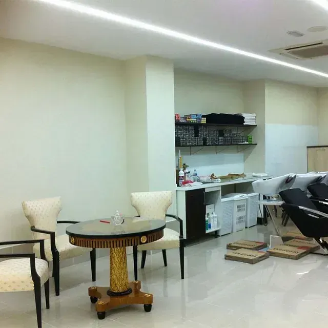 Una habitación con una mesa y sillas.