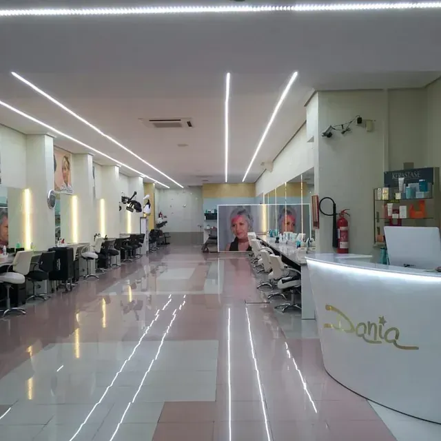 Un largo pasillo con un mostrador blanco que dice 'doria'.