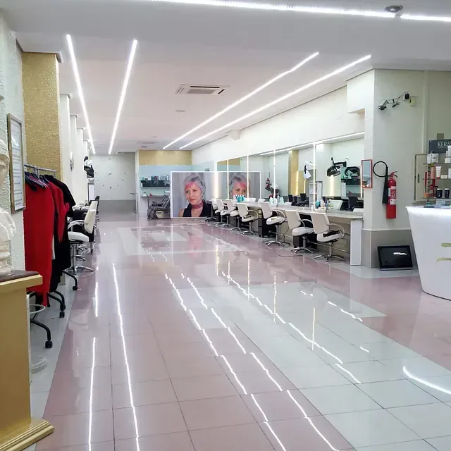 Una habitación grande con muchas sillas y un extintor de incendios.