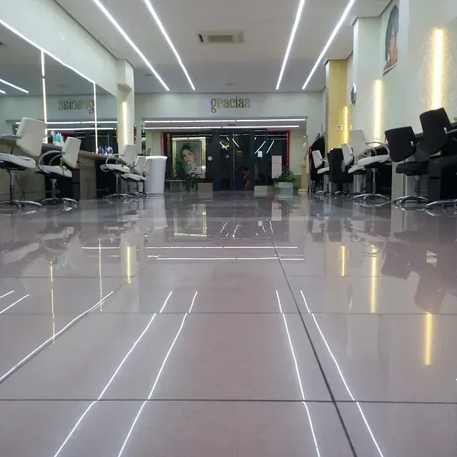 Un salón con muchas sillas y un cartel que dice gracias.