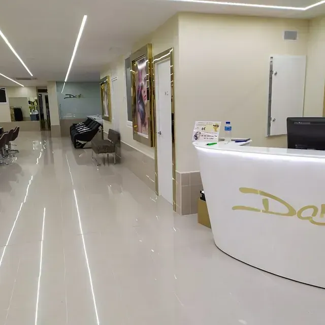 Un largo pasillo con un escritorio blanco que dice 