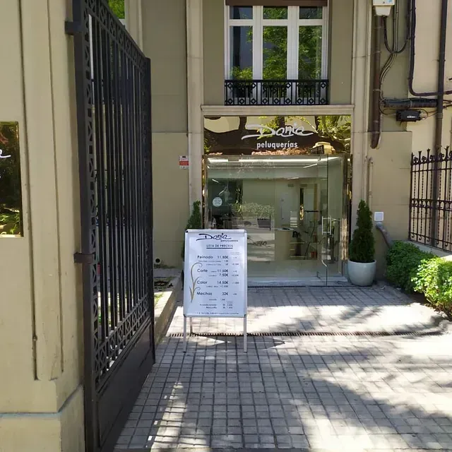 La entrada a un edificio con un cartel delante.