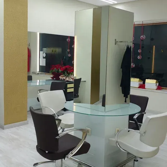 Un salón con sillas y un espejo con la letra p.