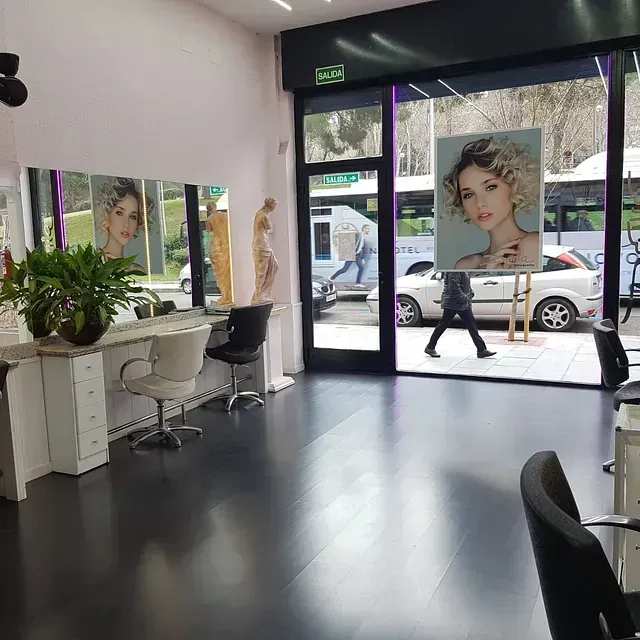 Un salón con una foto de una mujer en la pared.